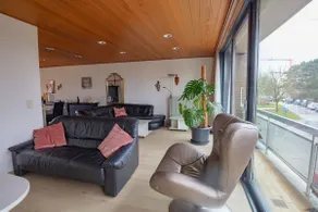 Bright Family Home with Garden and Spacious Garage - Image 3