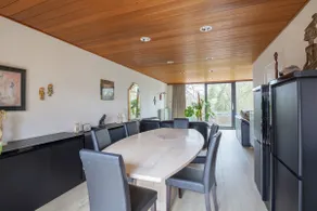Bright Family Home with Garden and Spacious Garage - Image 4
