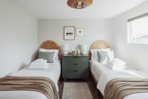 Cozy Stay Near RDM Airport - Image 2