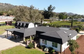 Beautiful home with amenities and close to venues! - Image 2