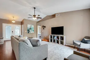 Cozy 3Bed 2Bath Pet-Friendly Home Near Legoland - Image 3