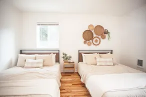 Cozy 3BR Vintage Gem – 20 Min to UO & Next to Park - Image 5