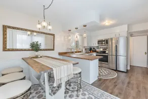 Beautiful Condo - King Bed - Free Waffle Breakfast - Image 3