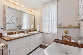 Beautiful Condo - King Bed - Free Waffle Breakfast - Image 4