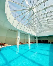 Wohnung mit Terrasse und Pool | Stadtblick - Image 2