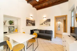 Bright apartment in the historic center of Como - Image 3