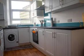 FREE Parking! Modern Central Apartment in Plymouth - Image 4