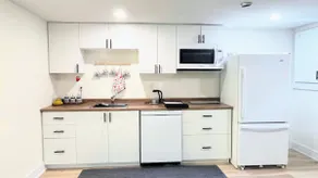 Bright & Cozy Bedford Suite | TV | Free Parking - Image 4