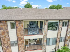 Gorgeous Lakefront Retreat With Amazing Views - Image 4