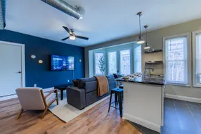 Huge King Suite Just off Walnut - Image 2