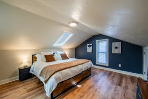 Huge King Suite Just off Walnut - Image 3