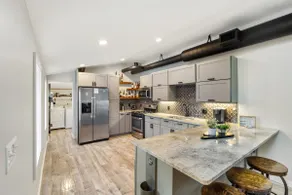Exquisite Loft Downtown w/parking, fireplace - Image 4