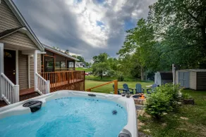 5 min to NRG | hot tub | Sauna| fire pit, games - Image 3