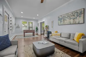 Downtown Charm, 3 Bdr, Near Rest and Bars - Image 2