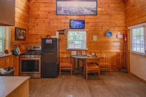 Log Cabin Retreat near Green River Lake Sleeps 5! - Image 3