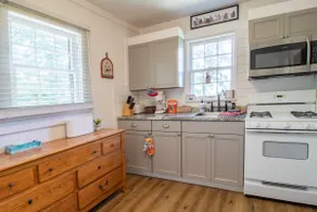 Large family home w dinning by Lindsey Wilson - Image 2