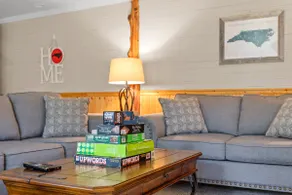 Private 10 Acre Retreat w King Bed - Image 5