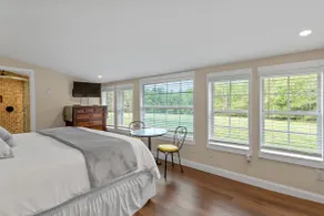 Private 10 Acre Retreat w King Bed - Image 2