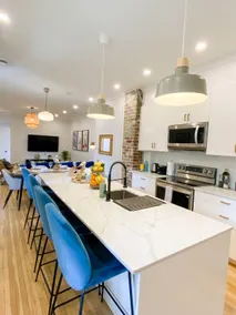 Luxury 3BR 2Bath Downtown + 2 Parking - Image 5