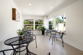 The Commercial Hotel - Image 5