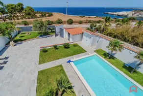 Villa with Pool on the Sea - Image 2