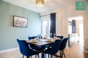 Casa Luxury Lincoln - Sleeps 7 - Parking - Image 3