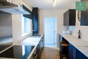 Casa Luxury Lincoln - Sleeps 7 - Parking - Image 4