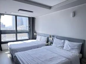 Gruzam_8 2 queen size beds (up to 4 people/amenities provided/Netflix) - Image 3