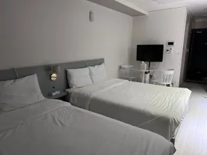 Gruzam_8 2 queen size beds (up to 4 people/amenities provided/Netflix) - Image 4