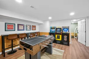 Mins to NRG| Hot tub|Firepit| GameRm|Rolling hills - Image 3