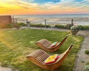 Seafront Retreat: Opulent 4BR Haven for Big Groups - Image 2