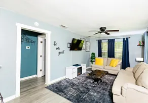 Trendy Downtown Bungalow - Image 5