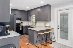 Renovated Family Home, Fenced Yard 3Bedroom - Image 5