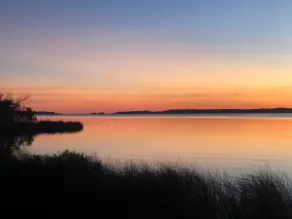 Abgelegene Wasserfront-Angelhütte, Bootsanleger, Pier, Sonnenuntergänge, Boot zum Strand - Image 3