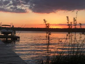 Abgelegene Wasserfront-Angelhütte, Bootsanleger, Pier, Sonnenuntergänge, Boot zum Strand - Image 2