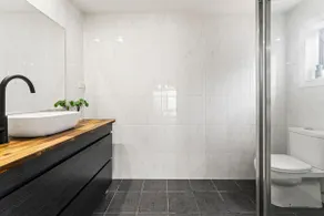 Swansea Guesthouse - Image 3