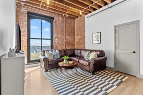 Brick & Bed - 5-Star River View Loft - Image 5