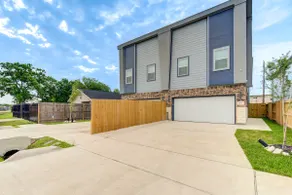 Luxury Private Townhome • Sleeps 11 • Central - Image 4