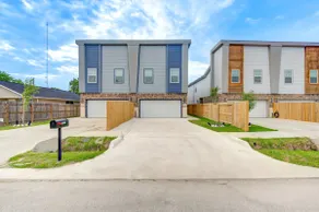 Luxury Private Townhome • Sleeps 11 • Central - Image 3