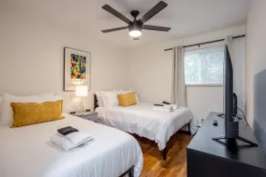 Renovated 2 BR-King bed-Private Parking-Gym - Image 3
