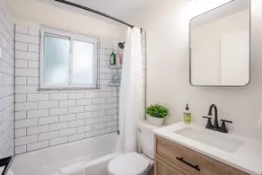 Renovated 2 BR-King bed-Private Parking-Gym - Image 4