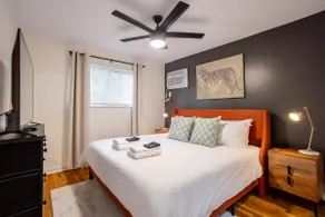 Renovated 2 BR-King bed-Private Parking-Gym - Image 2