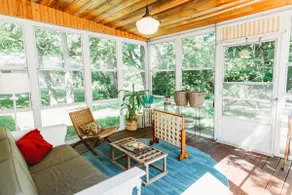 Charming Cottage w Hot Tub - Image 4
