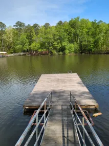 Serene Lakeside Retreat - Image 3