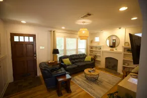2/1 Cottage + Yard/Near Downtown and UT - Image 2
