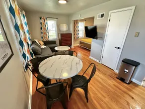 Vintage Vibes Villa Entire Home w/Kitchen, Laundry - Image 3