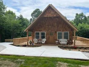 Bambi's Cove Chalet - Image 3