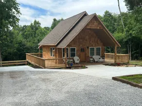 Bambi's Cove Chalet - Image 2
