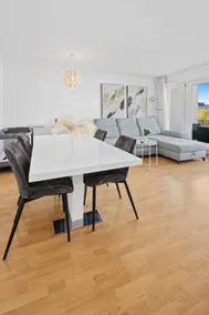 Large apartment with views & free parking - Image 4