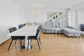 Large apartment with views & free parking - Image 2